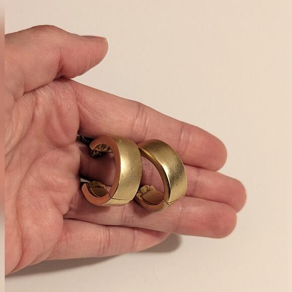 Vintage 80s Chic Matte Gold Tone Two Tone Clip On Hoop Earrings - Picture 5 of 5
